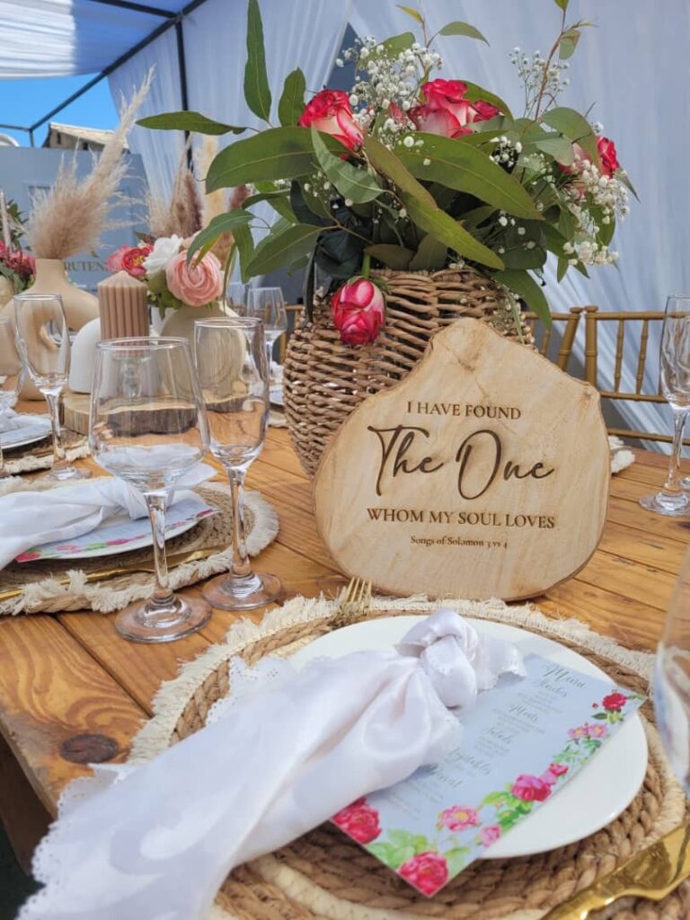 Misrue Events | wooden slates by Misrue at a wedding in Zimbabwe decorated with wedding flower centrepieces on a guest table | Zimbabwe wedding decor | Zimbabwe Wedding Planner Blog 