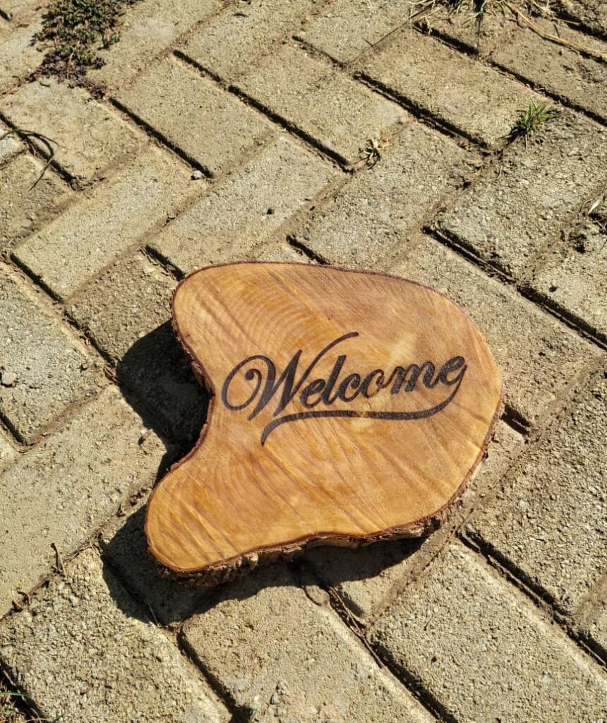 Misrue Events | welcome wooden slates by Misrue on the ground | Zimbabwe wedding decor | Zimbabwe Wedding Planner Blog 