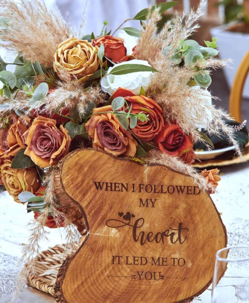 Misrue Events | wooden slates by Misrue at a wedding in Zimbabwe decorated with wedding flower centrepieces on a guest table | Zimbabwe wedding decor | Zimbabwe Wedding Planner Blog 